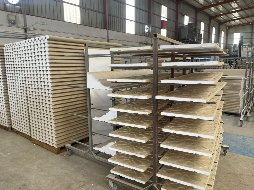 فوم حجري خلف طاولة طعام دائرية.